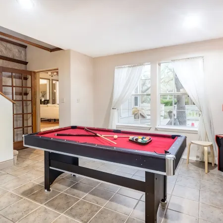 Summer Fun HQ! 10 Min to Tubing, Sleeps 18, Pool Table, Waffle Bar, EV