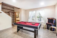 Summer Fun HQ! 10 Min to Tubing, Sleeps 18, Pool Table, Waffle Bar, EV