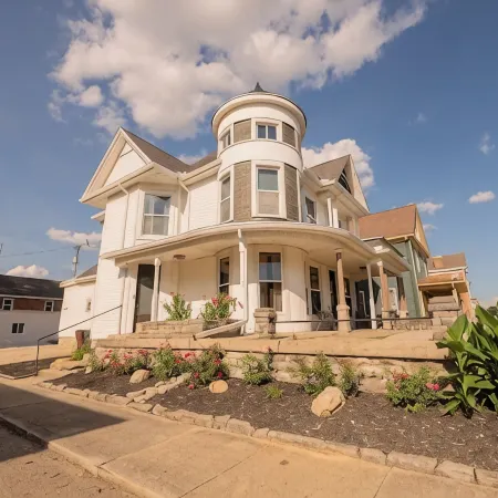 4-bedroom house in historic downtown Xenia w/WiFi, AC. Book your stay now!