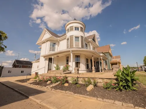 4-bedroom house in historic downtown Xenia w/WiFi, AC. Book your stay now!