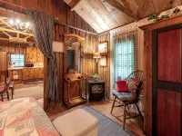 Quaint and cozy log  and knotty pine cabin close to lakes. Hotels in Harrison