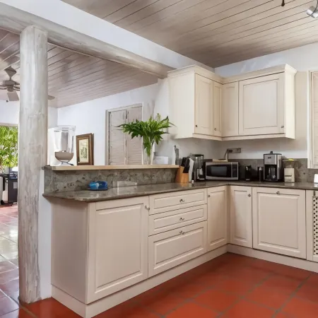 Large Secure 2 Bedroom Apartment with large pool steps to Mullins Beach