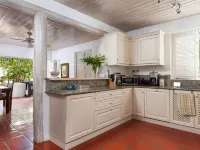 Large Secure 2 Bedroom Apartment with large pool steps to Mullins Beach