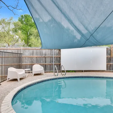 Pool & Gameroom, pet friendly, 10 Minutes from South congress, 20 from Downtown