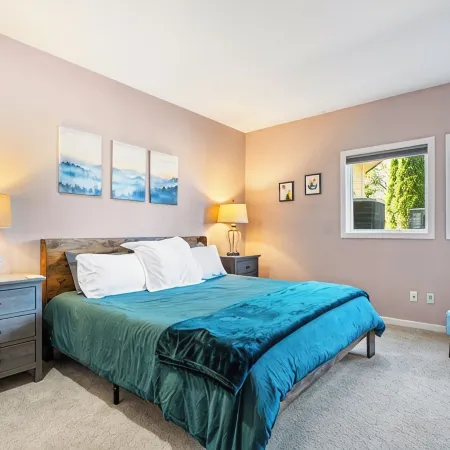 Cozy dog- friendly condo that sleeps 6 -with pools and VIEWS, minutes to slopes