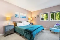 Cozy dog- friendly condo that sleeps 6 -with pools and VIEWS, minutes to slopes - Pools