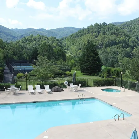 New Modern Mountain Condo with Vista Mountain Views, Large Deck, Washer & Dryer!