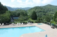 New Modern Mountain Condo with Vista Mountain Views, Large Deck, Washer & Dryer!