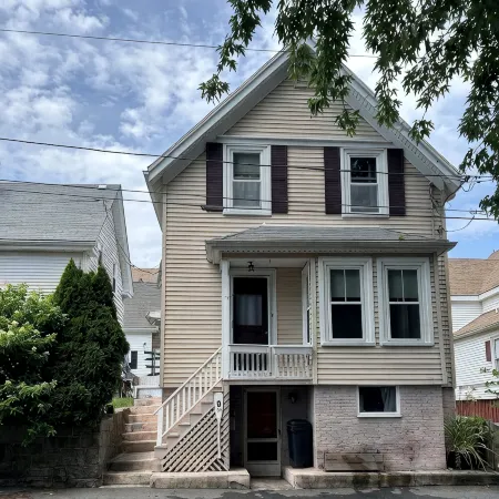 Cozy two bedroom house in the heart of Gloucester