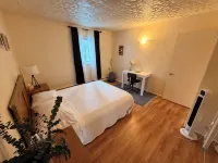 In Town 2Br: Dedicated Workspace, Free Wifi, Full Kitchen, and Laundry Access. - Condos
