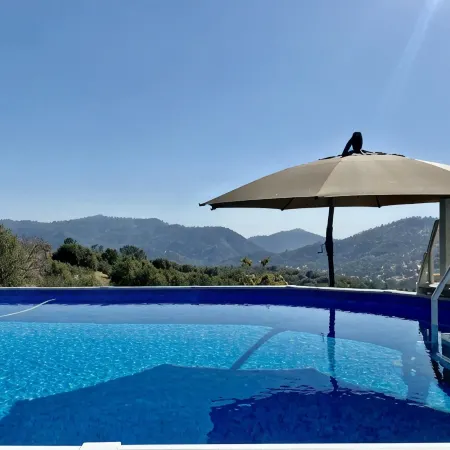 Ahwahnee Hilltop Getaway - large modern home with amazing views