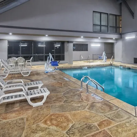 Days Inn & Suites by Wyndham Tyler