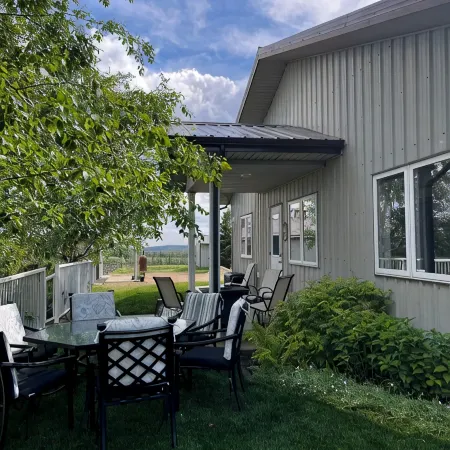 Cozy Country Bungalow about 5 minutes from Sylvan Lake!