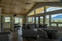 Yellowstone Park Riverfront Chalet - Chalets