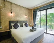Tree House Home Stay - parking