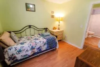 Blue Heron Cottage with Game Room, Deck and Hot Tub!