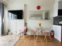 Bright Studio Sleeps 3 with Parking and City View - balcony