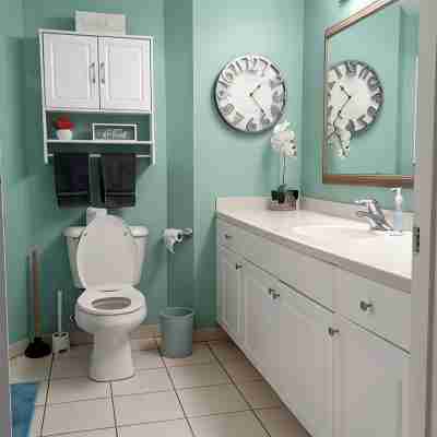 Peaceful and clean beach studio with ocean and city views in Daytona Beach Rooms