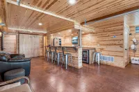 Snowfall Escapes - Lakefront Cabin with Loft & Bar - Chalets