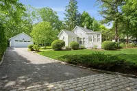 Walk to Love Lane! Immaculately renovated private cottage. - Country Houses