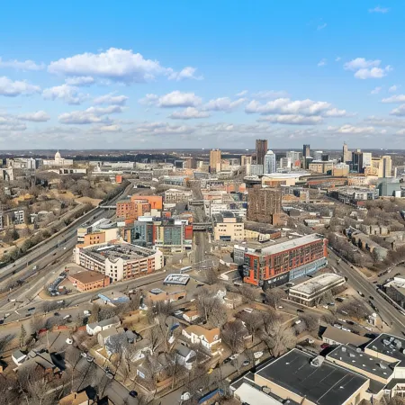 3br 2ba hse  AC WiFi 3 blks to Xcel Event Center, dining,&bars 6.8 mls to airprt