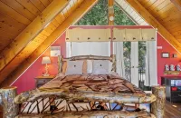 Views! Sunsets! Amenities! A-Frame Cabin Sleeping 8 Guests. Come Relax & Unwind!