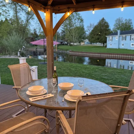 Charming 3-bedroom riverside cottage in brilliant Tawas City