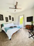 Sunny 5-bedroom Family Central Florida Getaway - AC, WiFi & Private Garden - 4-Star