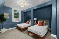Walk to Restaurants, Cafes & Park - Bungalows