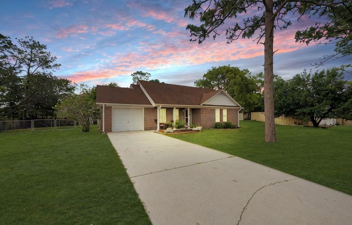 Private Saltwater Pool, No Stairs, Sleeps 8, Bunk Bed, Games, Gym, Near Beaches!