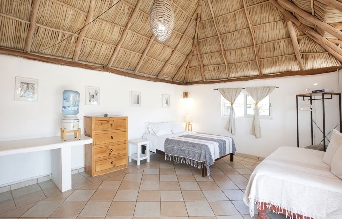 Charming rooftop bungalow 1 block from the beach!