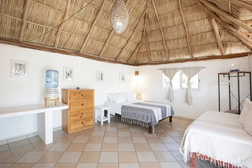 Charming rooftop bungalow 1 block from the beach!