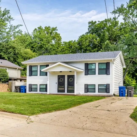 Little Italy in Dsm: 2 Bed 1 Bath Upgraded Townhome w/King Bed & Reading Nook