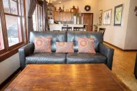 Awesome Custom-built Guesthouse In Quiet Downtown Location - 부티크