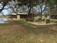 Private cabin on 10 acre lake, 4.5 miles from Boerne - 4성급