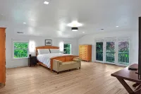 Sonoma Luxury, Enchanting Sonoma Home, Walkable to the Square, Sleeps 10