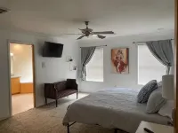 Beautiful 4-Bedroom Condo with WiFi, AC in Fabulous Florence Downtown Near Una