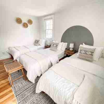 Pet Friendly Cape Cod Cottage Near Beaches w/ AC + Electric Vehicle Charging Rooms