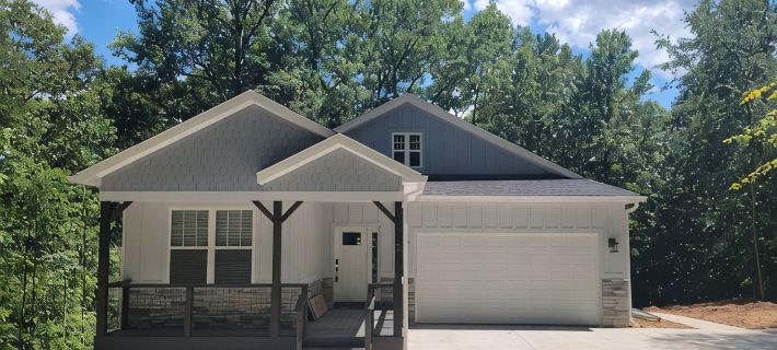Lakefront home w/covered dock*Pool table*Kayak/SUP*11mi to Clemson*Hot tub Hotels in Oconee County