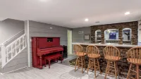 Colonial style 5BR/5BA home tucked in a private, wooded setting w/pool & hot tub - 4つ星