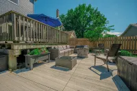 Fully Renovated Cottage on Queen, 3min walk from Beach and Downtown Adventures! - Wifi