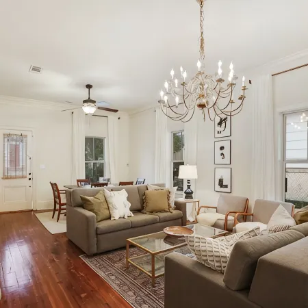 Elegant Mid-city gem near City Park & Streetcar. Walk to Voodoo & Jazz Fest
