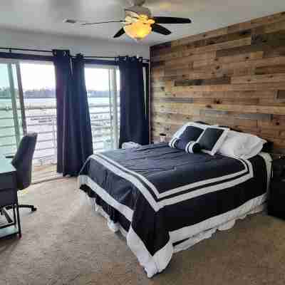 Port Clinton Paradise- 2 Bedroom Waterfront Condo:  Hot Tub, Sauna, Fire Pit Rooms