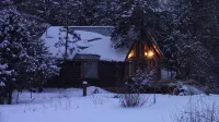 Riverfront Log Cabin, minutes away from your outdoor adventure - 샬레 호텔