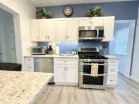 Your Family Friendly Home with Large Backyard & Onsite Parking - Homestays