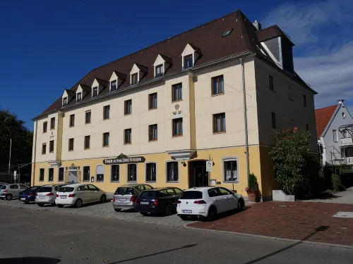 Hotel Zu Den Drei Kronen - Parking