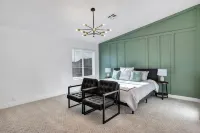 NEW! Luxe Vacation Getaway - heated pool and putting green - 4-Star