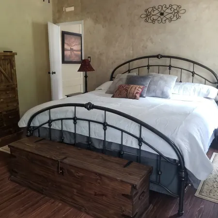 Creekside Country Retreat,  Spacious country living on 1 acre in the country.