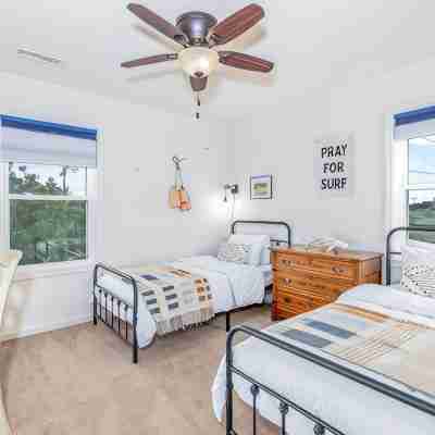 Coastal escape, steps away from the waves! Rooms
