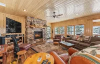 Charming 3-bedroom cabin with WiFi, AC in lovely Eagle River sleeps 8 people.